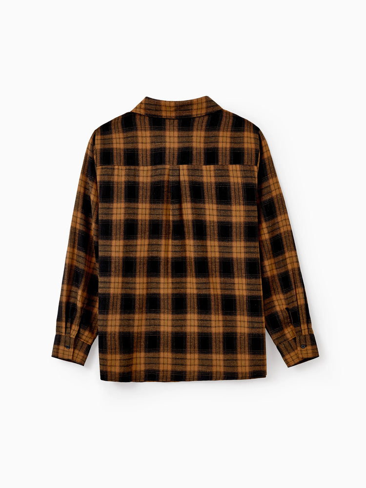 Ensemble de tenues familiales assorties : chemises à carreaux papa/fils ou robes à manches longues maman/fille marron