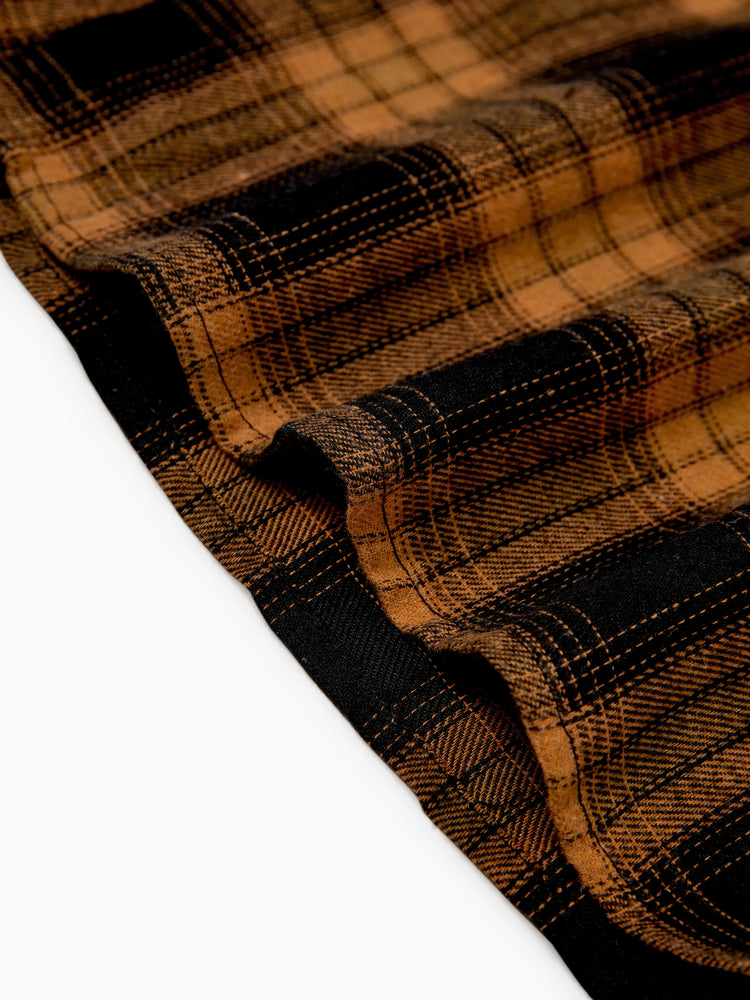 Ensemble de tenues familiales assorties : chemises à carreaux papa/fils ou robes à manches longues maman/fille marron