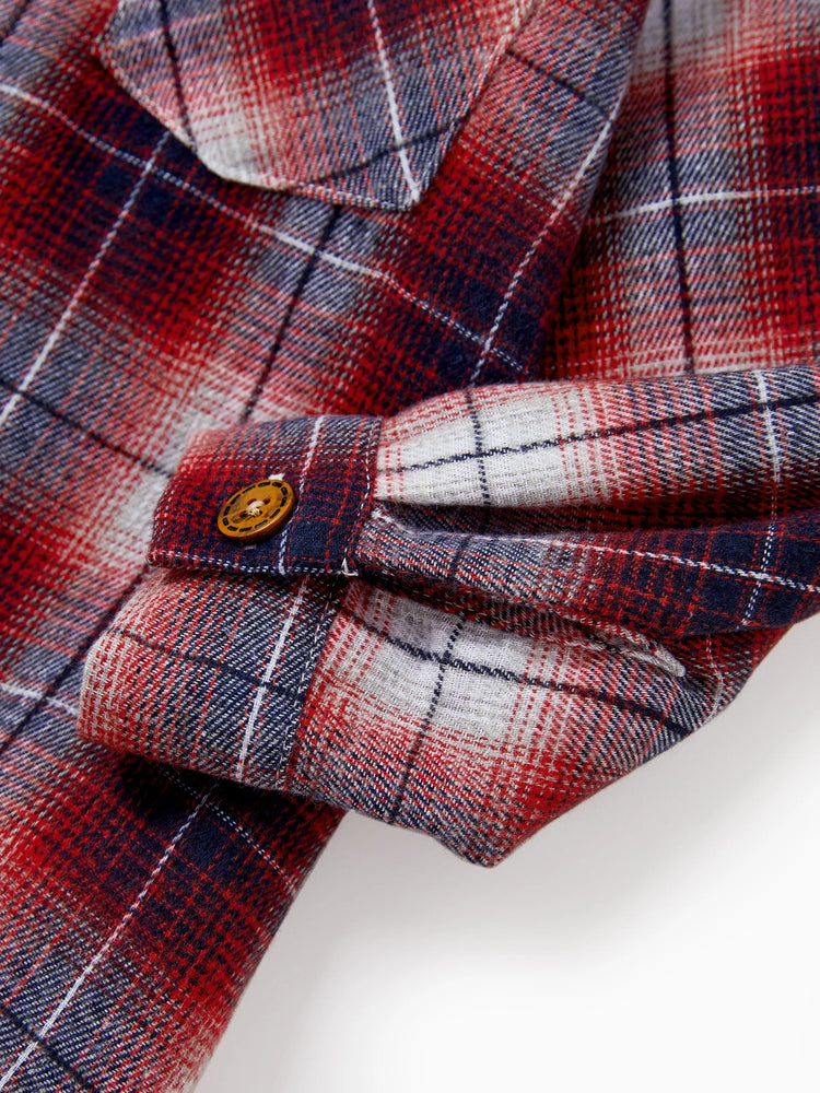 Tenues familiales assorties à carreaux de Noël : chemises à manches longues papa/fils ou robes mère/fille rouges