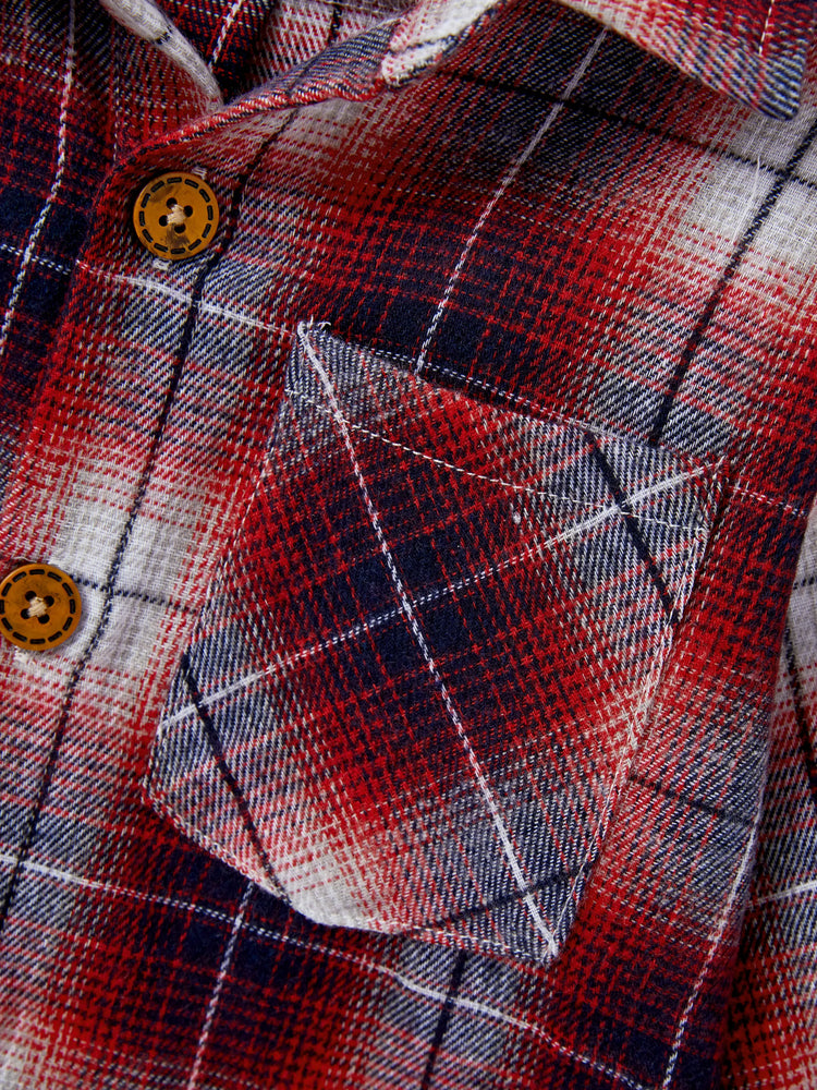 Tenues familiales assorties à carreaux de Noël : chemises à manches longues papa/fils ou robes mère/fille rouges