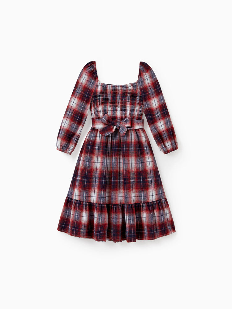 Tenues familiales assorties à carreaux de Noël : chemises à manches longues papa/fils ou robes mère/fille rouges