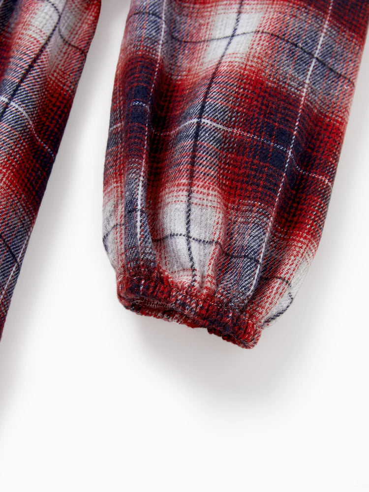 Tenues familiales assorties à carreaux de Noël : chemises à manches longues papa/fils ou robes mère/fille rouges