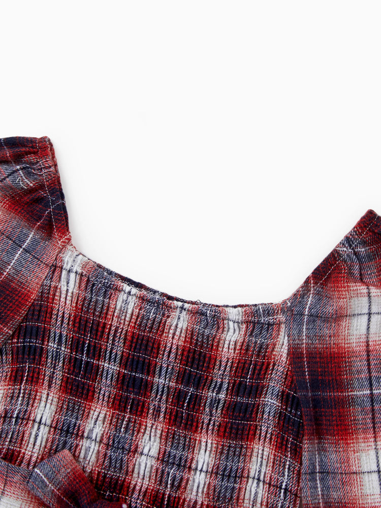 Tenues familiales assorties à carreaux de Noël : chemises à manches longues papa/fils ou robes mère/fille rouges