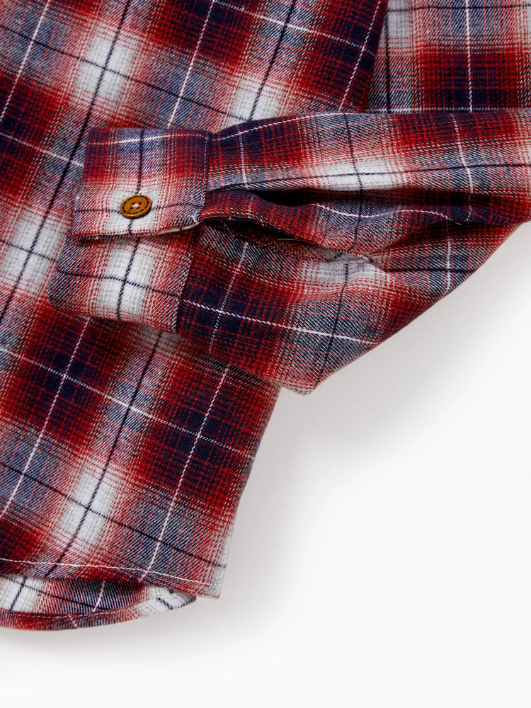 Tenues familiales assorties à carreaux de Noël : chemises à manches longues papa/fils ou robes mère/fille rouges