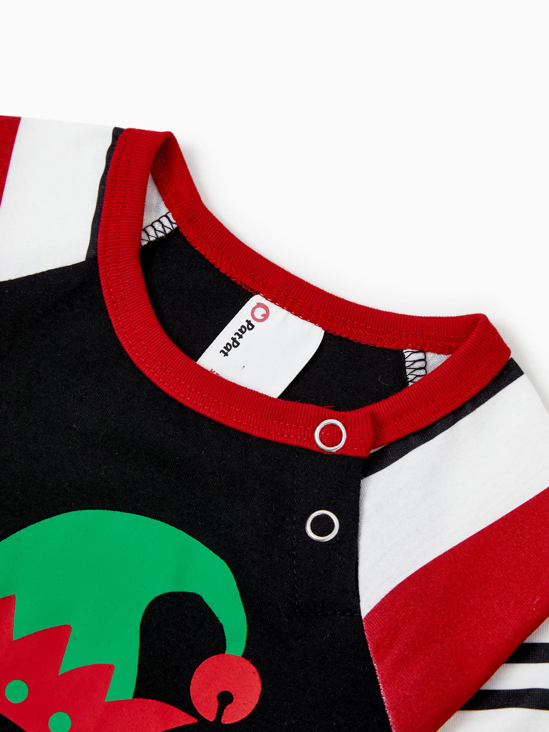 Conjunto de pijama familiar navideño a juego con estampado de elfo y calcetines navideños negros