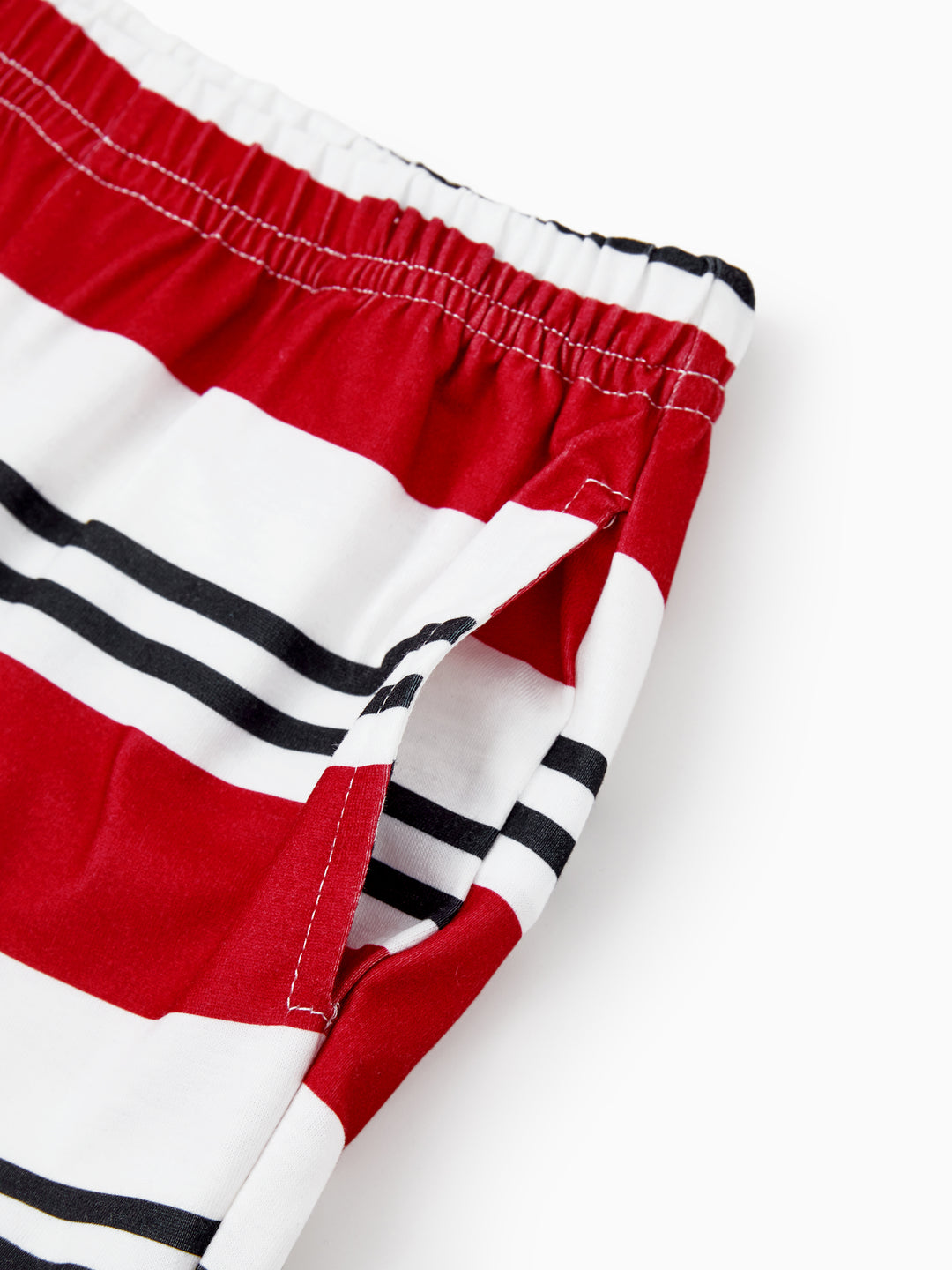 Conjunto de pijama familiar navideño a juego con estampado de elfo y calcetines navideños negros