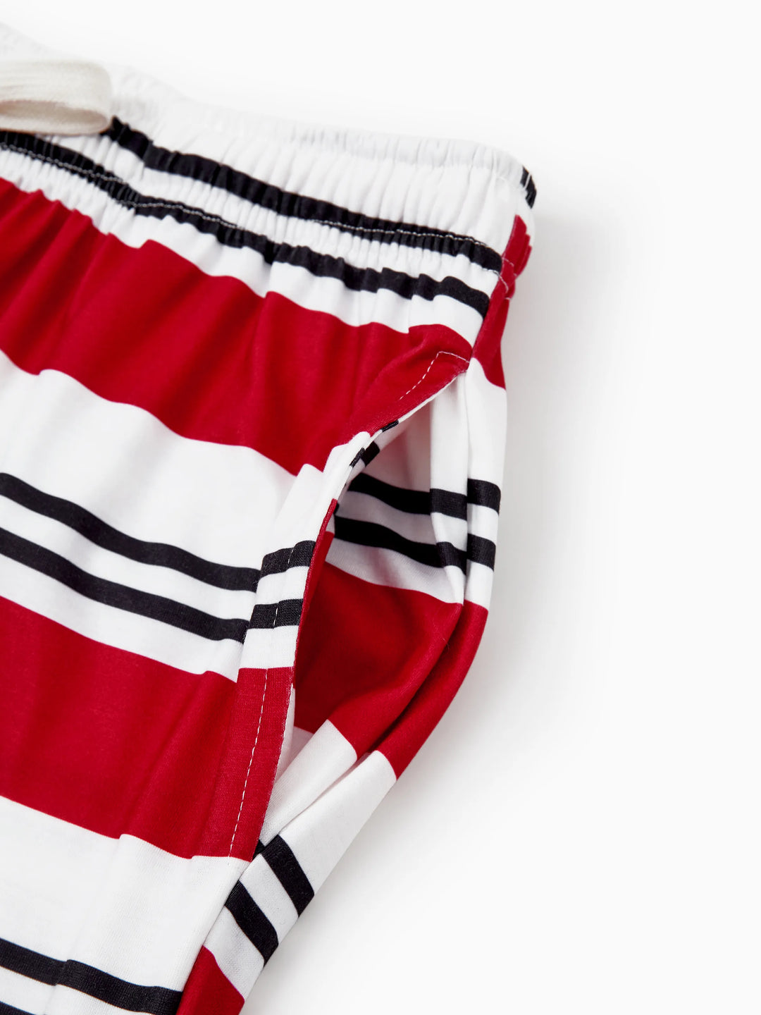 Conjunto de pijama familiar navideño a juego con estampado de elfo y calcetines navideños negros