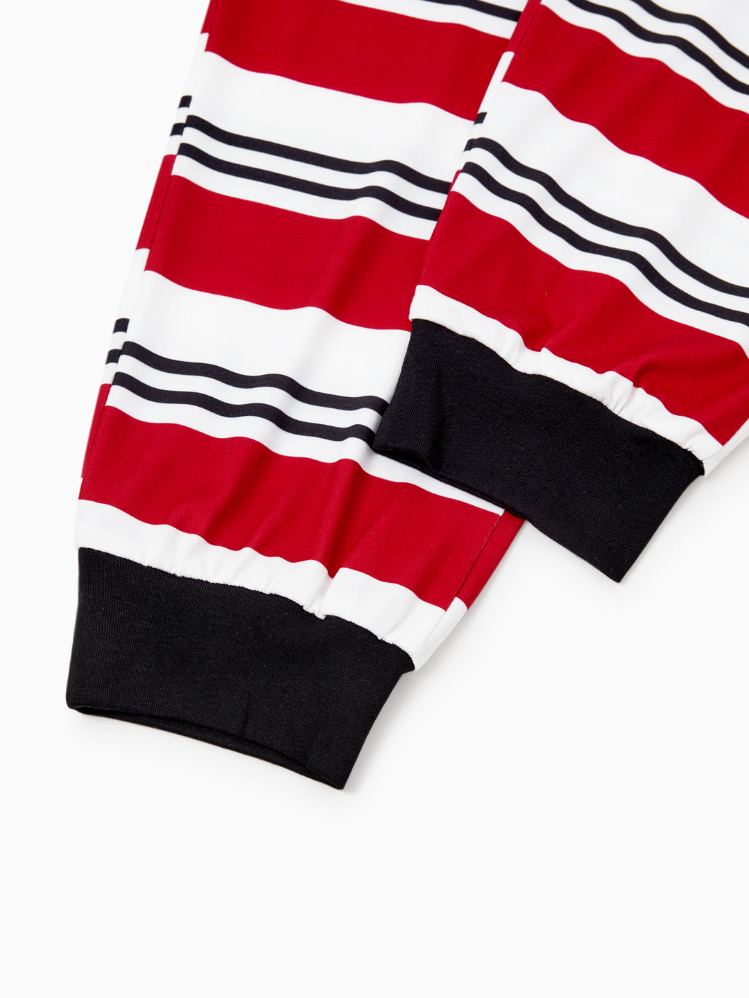 Conjunto de pijama familiar navideño a juego con estampado de elfo y calcetines navideños negros