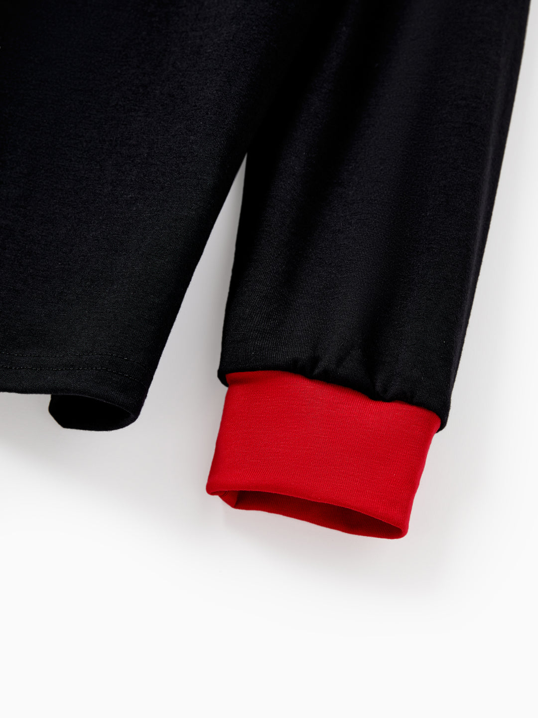 Conjunto de pijama familiar navideño a juego con estampado de elfo y calcetines navideños negros