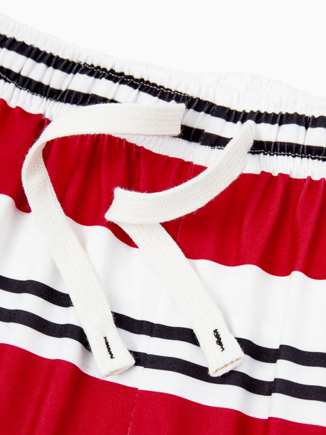 Conjunto de pijama familiar navideño a juego con estampado de elfo y calcetines navideños negros