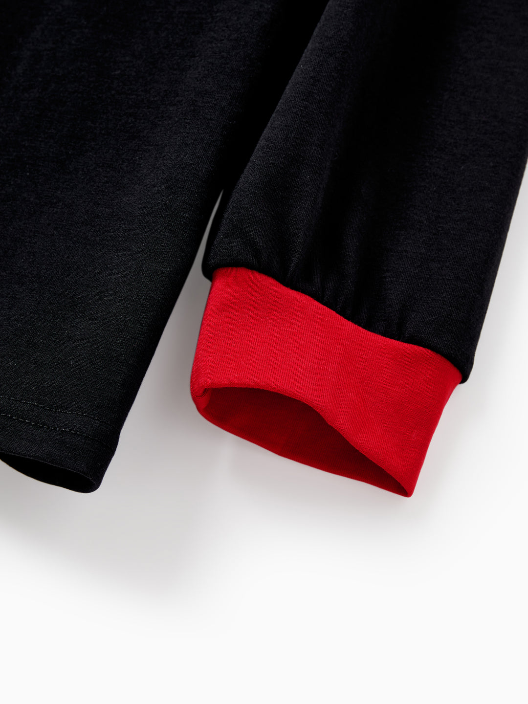 Conjunto de pijama familiar navideño a juego con estampado de elfo y calcetines navideños negros