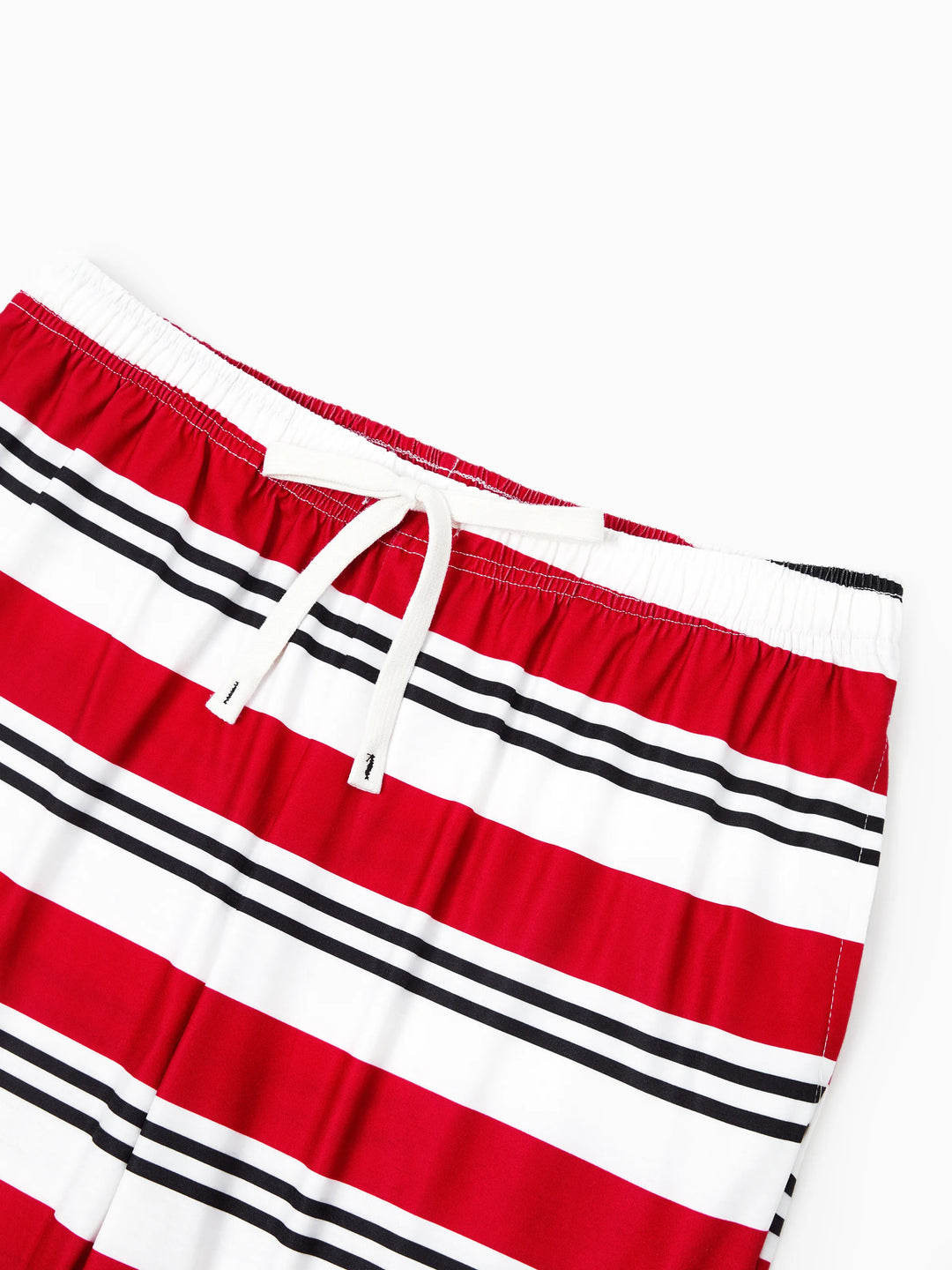 Conjunto de pijama familiar navideño a juego con estampado de elfo y calcetines navideños negros