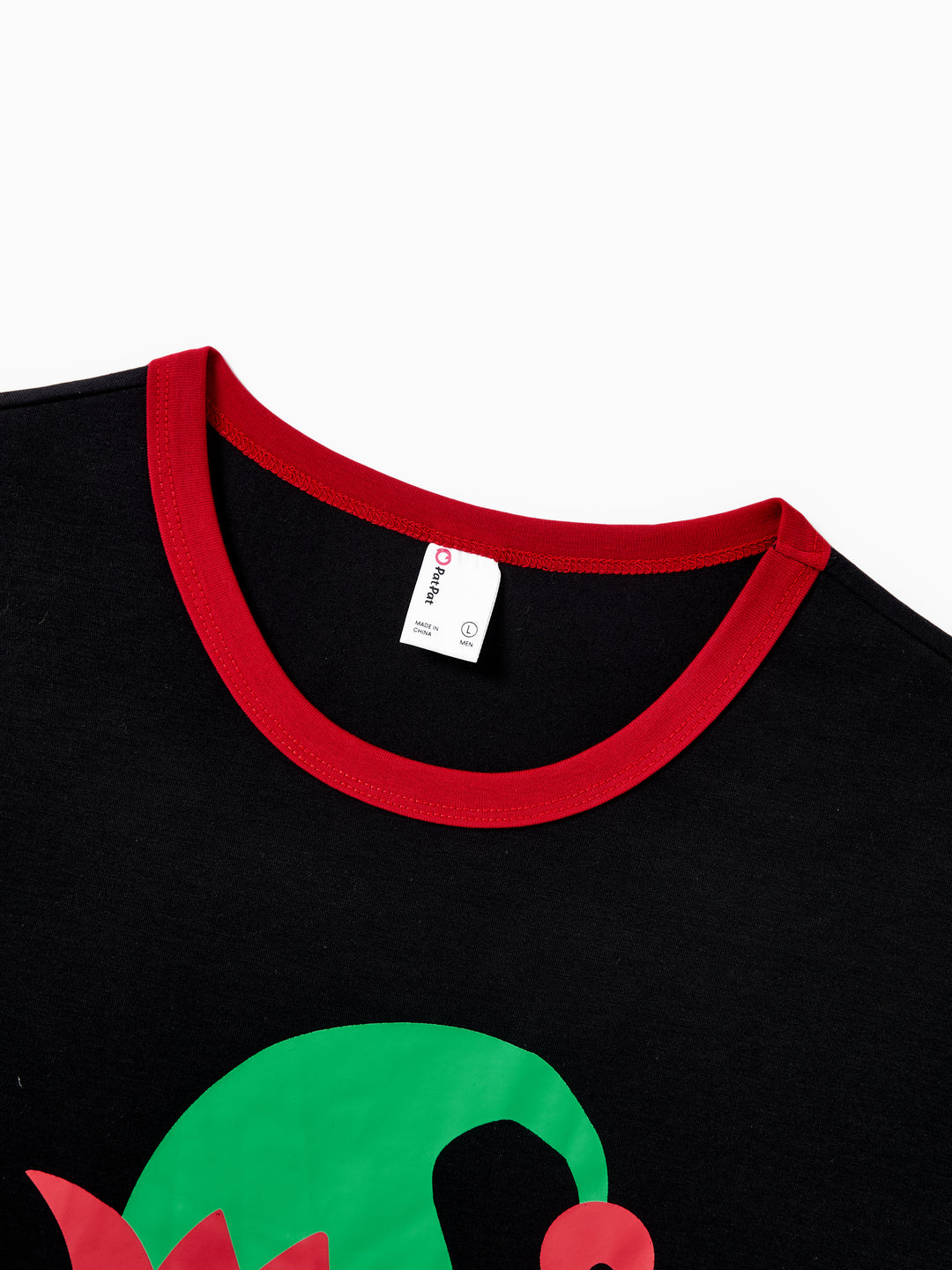 Conjunto de pijama familiar navideño a juego con estampado de elfo y calcetines navideños negros