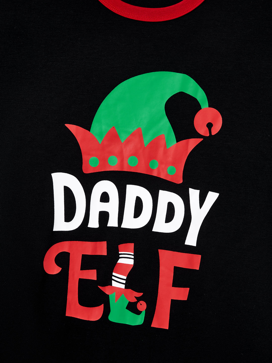 Conjunto de pijama familiar navideño a juego con estampado de elfo y calcetines navideños negros