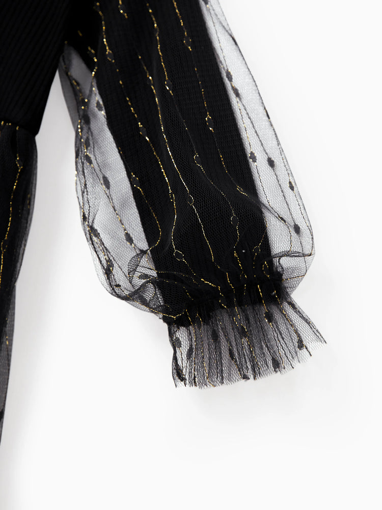 Tenues familiales assorties : chemises papa-fils noires à carreaux ou robes maman-fille en tulle à manches longues bouffantes et tulle épissé noir