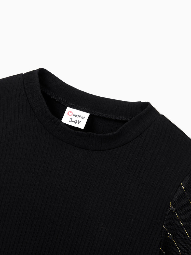 Tenues familiales assorties : chemises papa-fils noires à carreaux ou robes maman-fille en tulle à manches longues bouffantes et tulle épissé noir