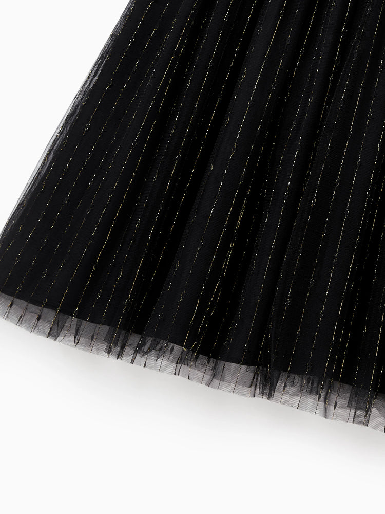 Tenues familiales assorties : chemises papa-fils noires à carreaux ou robes maman-fille en tulle à manches longues bouffantes et tulle épissé noir