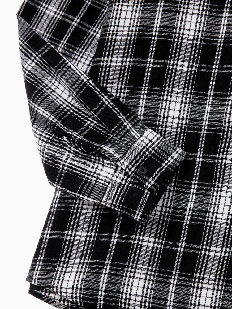 Tenues familiales assorties : chemises papa-fils noires à carreaux ou robes maman-fille en tulle à manches longues bouffantes et tulle épissé noir