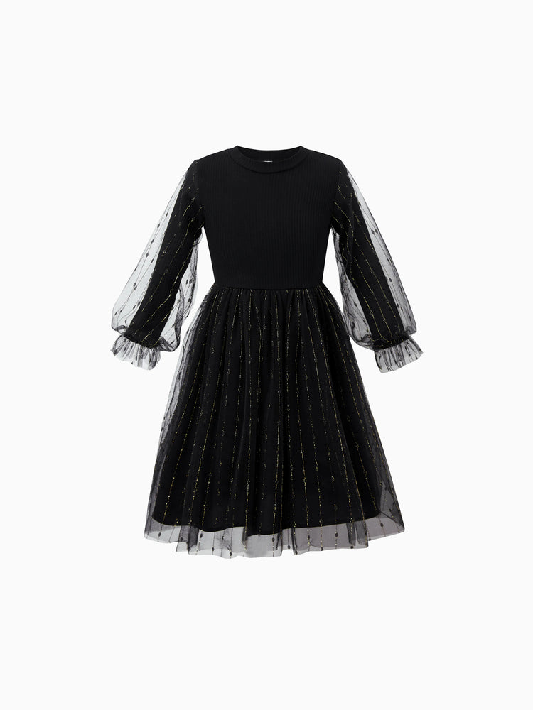 Tenues familiales assorties : chemises papa-fils noires à carreaux ou robes maman-fille en tulle à manches longues bouffantes et tulle épissé noir