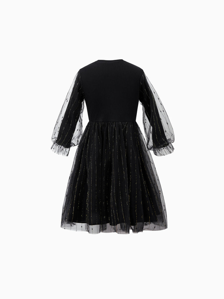 Tenues familiales assorties : chemises papa-fils noires à carreaux ou robes maman-fille en tulle à manches longues bouffantes et tulle épissé noir