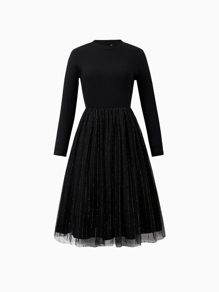Tenues familiales assorties : chemises papa-fils noires à carreaux ou robes maman-fille en tulle à manches longues bouffantes et tulle épissé noir