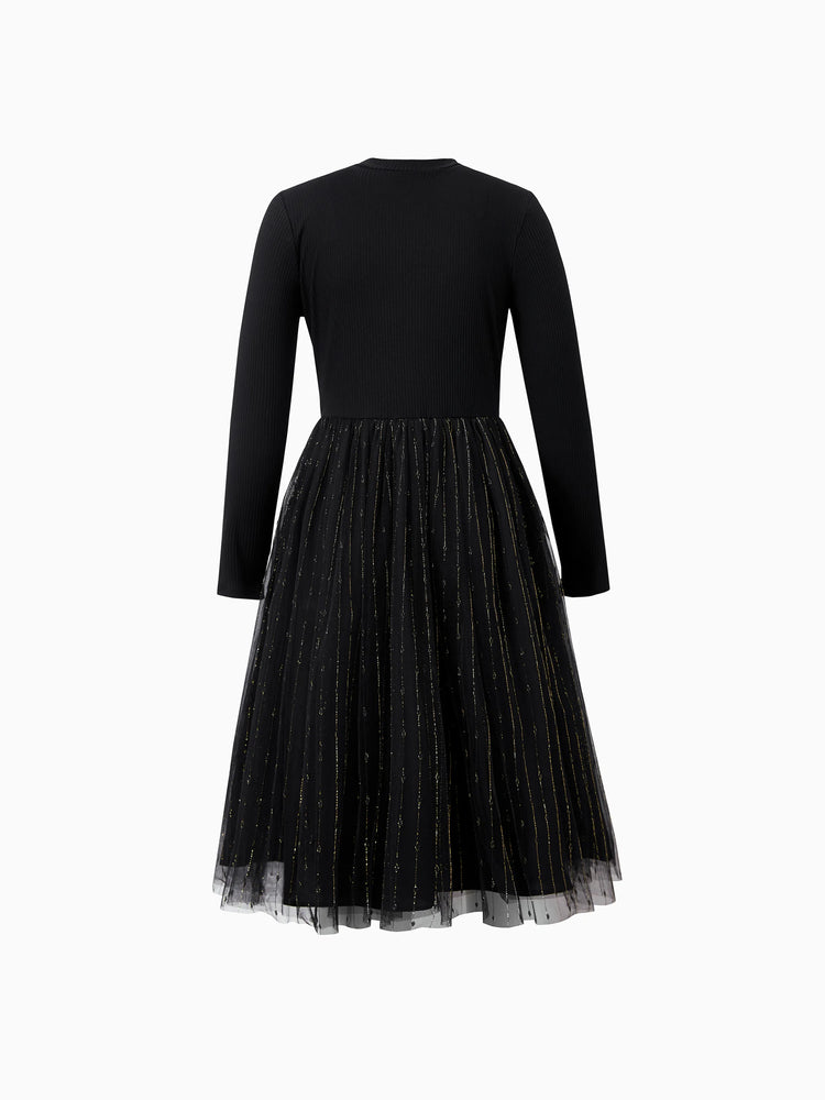 Tenues familiales assorties : chemises papa-fils noires à carreaux ou robes maman-fille en tulle à manches longues bouffantes et tulle épissé noir