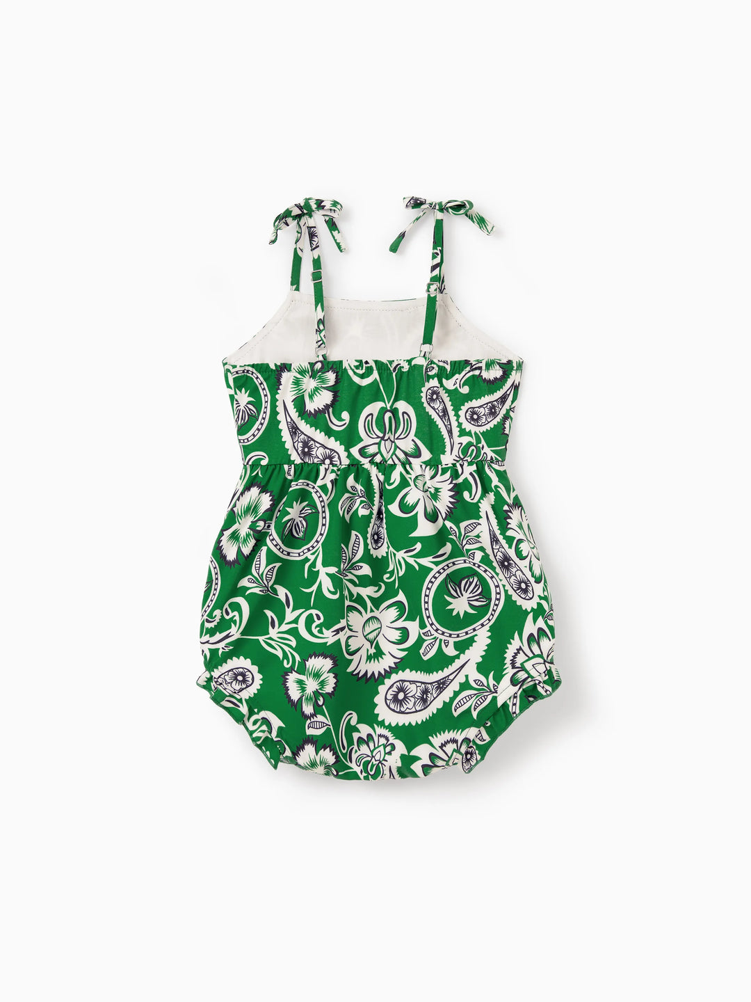 Ensemble de tenues assorties pour la famille Chemise à col à manches courtes imprimée florale ou robe smockée à bretelles pour les vacances d'été verte