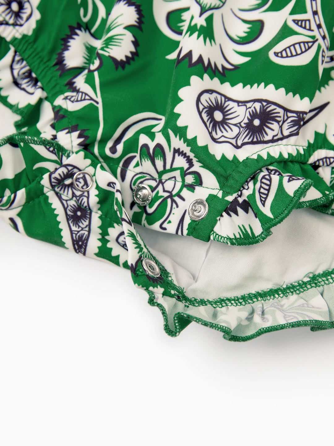 Ensemble de tenues assorties pour la famille Chemise à col à manches courtes imprimée florale ou robe smockée à bretelles pour les vacances d'été verte
