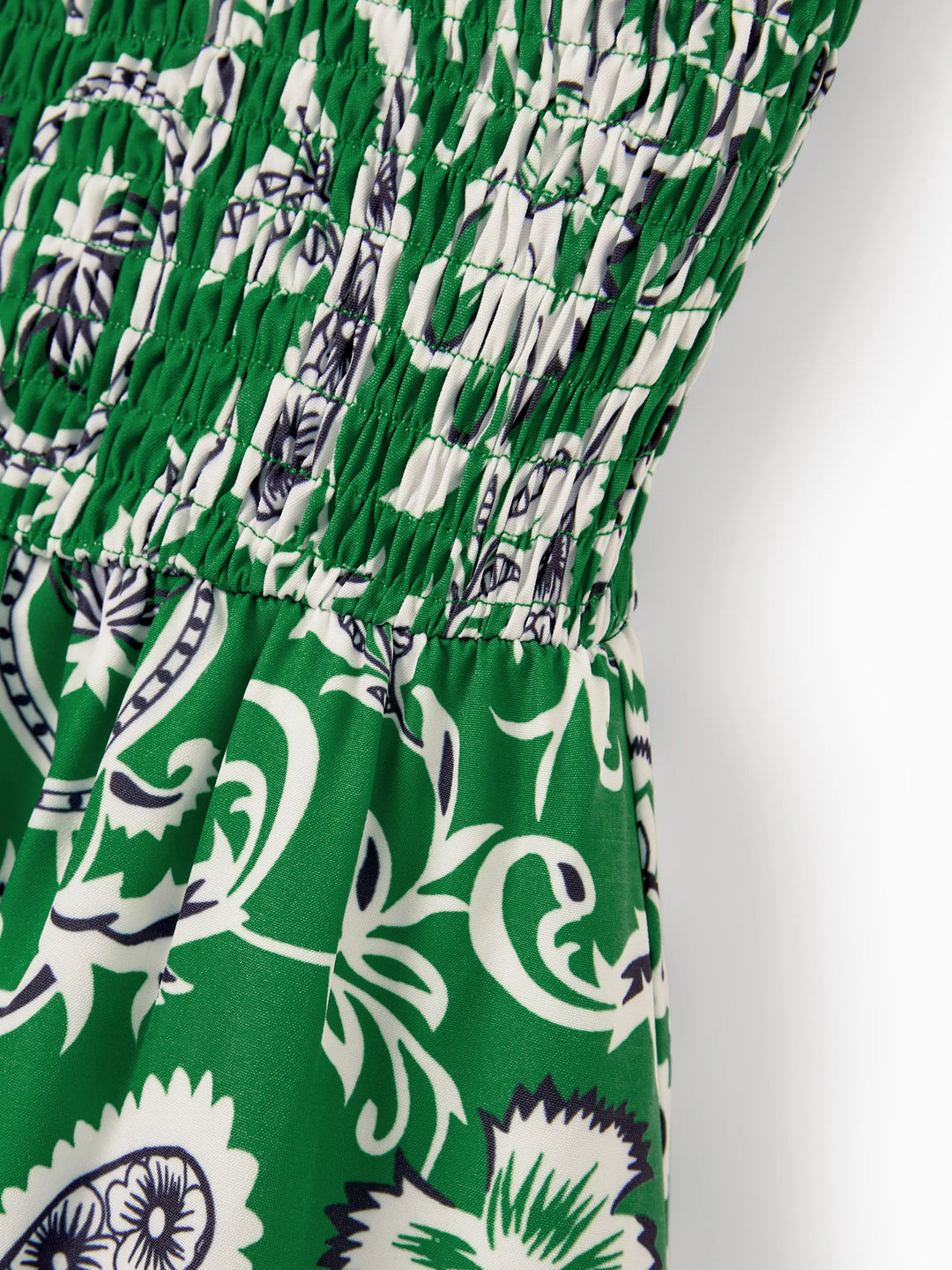 Ensemble de tenues assorties pour la famille Chemise à col à manches courtes imprimée florale ou robe smockée à bretelles pour les vacances d'été verte