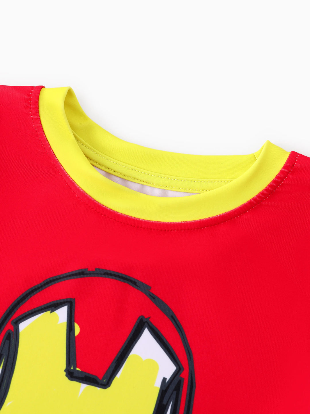 Marvel Kleinkind-/Jungen-2-teiliges Iron Man UPF50+ Bade-Set mit Allover-Print – Oberteil und Badehose in Rot.

