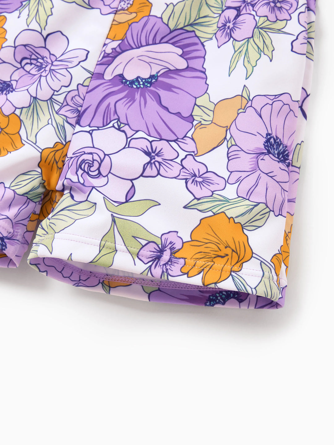 Conjunto de bañador corto para niño pequeño con estampado floral en púrpura