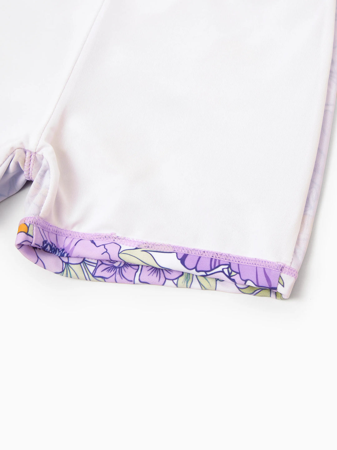 Conjunto de bañador corto para niño pequeño con estampado floral en púrpura