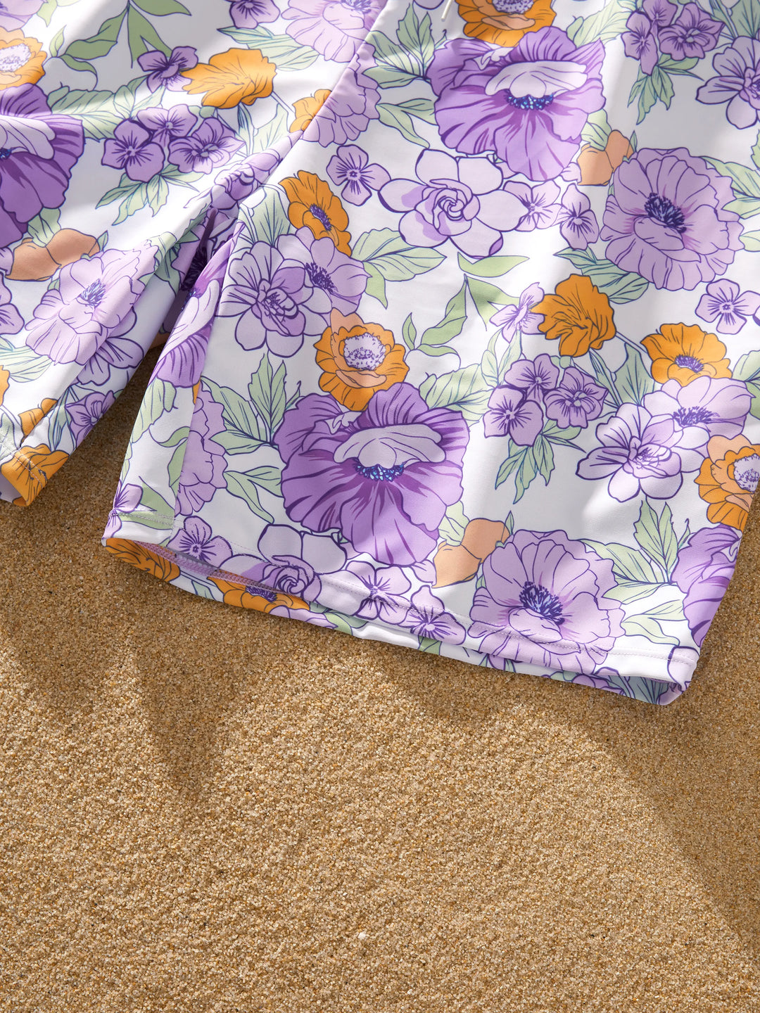 Familien-Matching Badebekleidung mit Blumenprint – Rüschen-Einteiler und Badeshorts-Set in Lila
