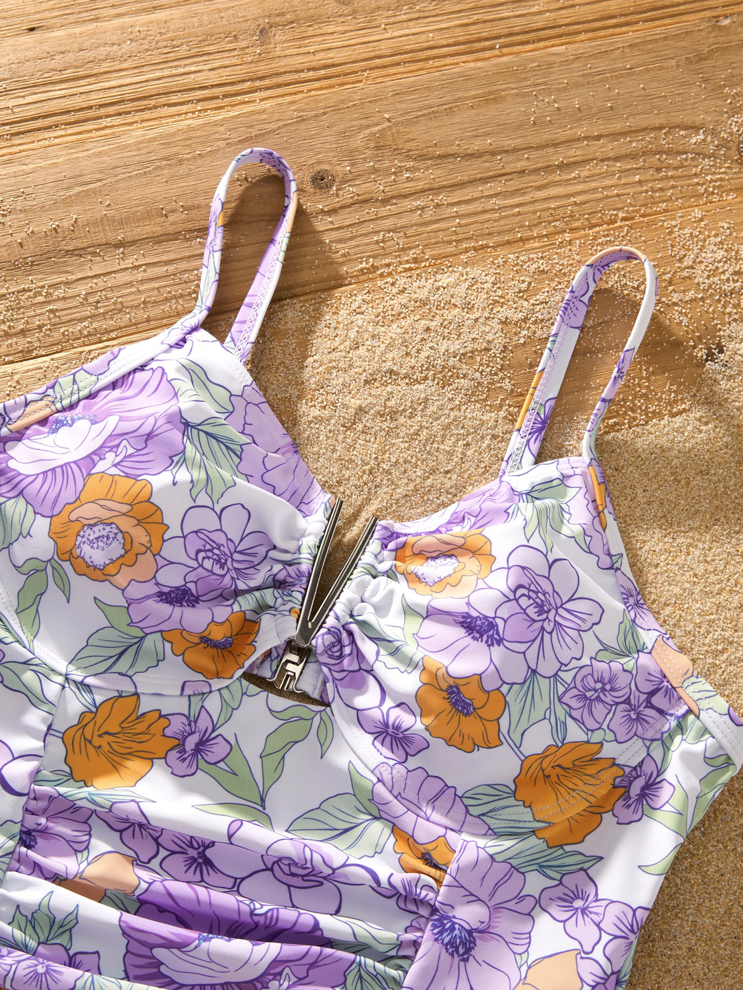 Familien-Matching Badebekleidung mit Blumenprint – Rüschen-Einteiler und Badeshorts-Set in Lila
