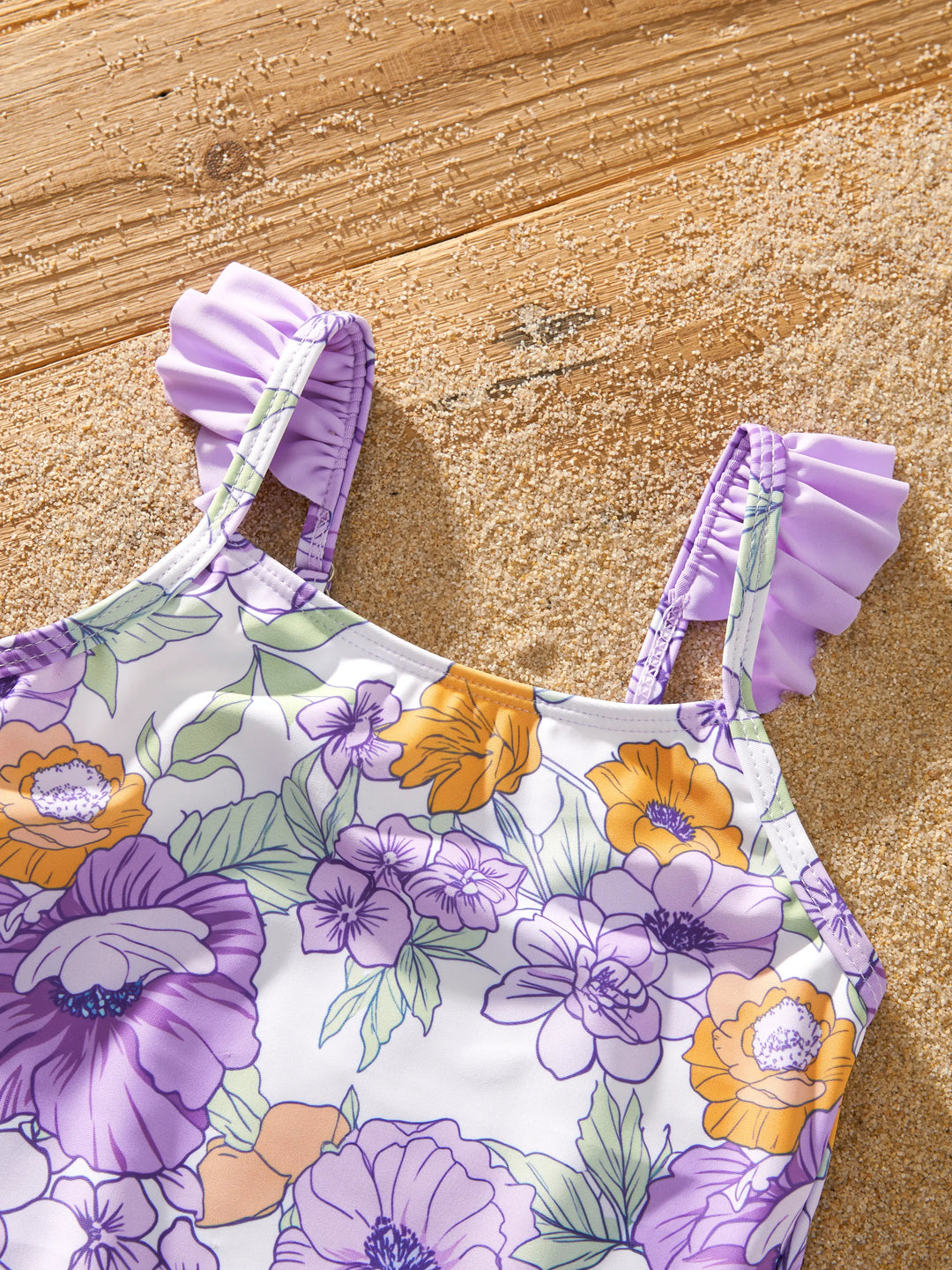 Familien-Matching Badebekleidung mit Blumenprint – Rüschen-Einteiler und Badeshorts-Set in Lila
