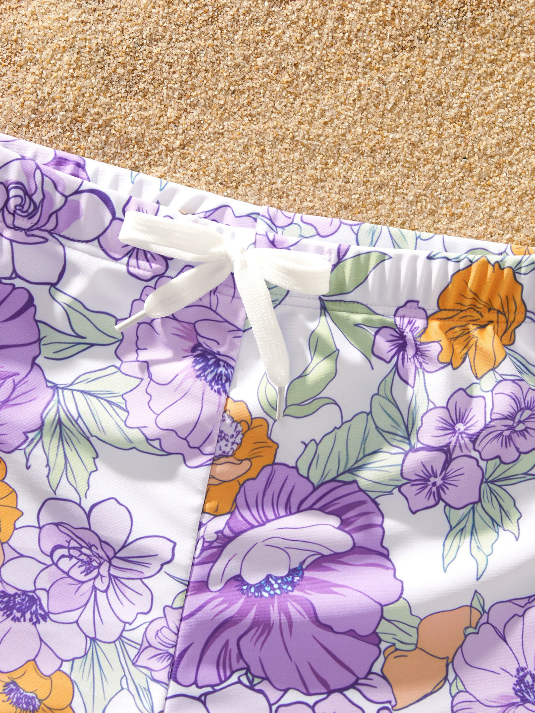 Familien-Matching Badebekleidung mit Blumenprint – Rüschen-Einteiler und Badeshorts-Set in Lila
