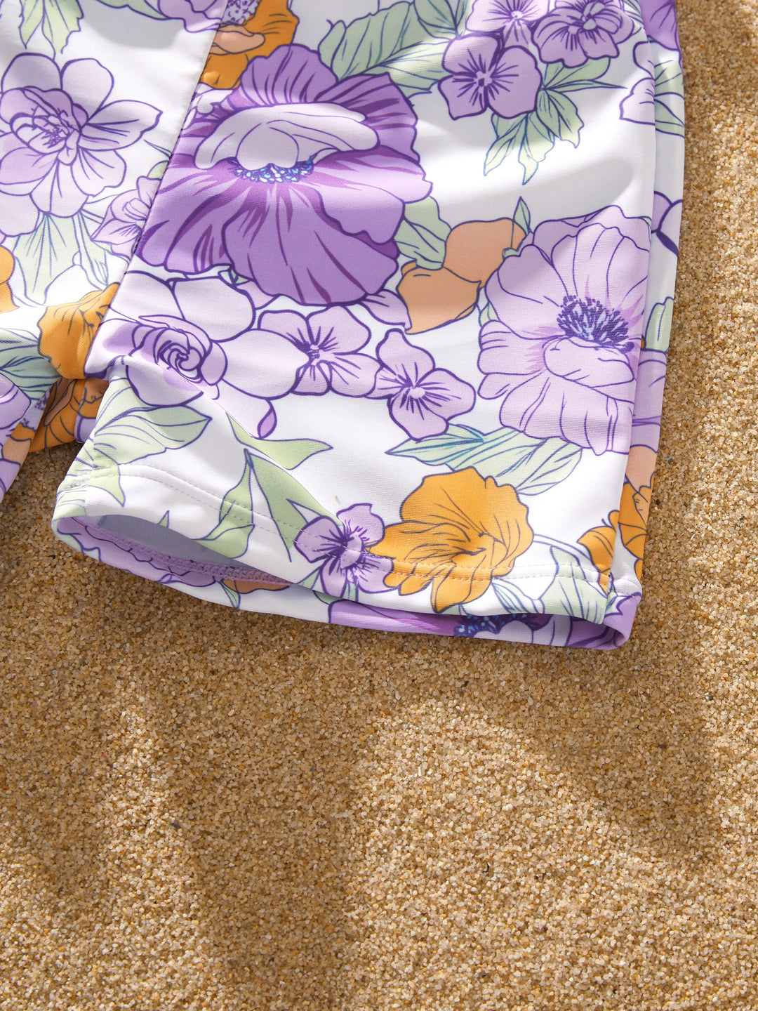 Familien-Matching Badebekleidung mit Blumenprint – Rüschen-Einteiler und Badeshorts-Set in Lila
