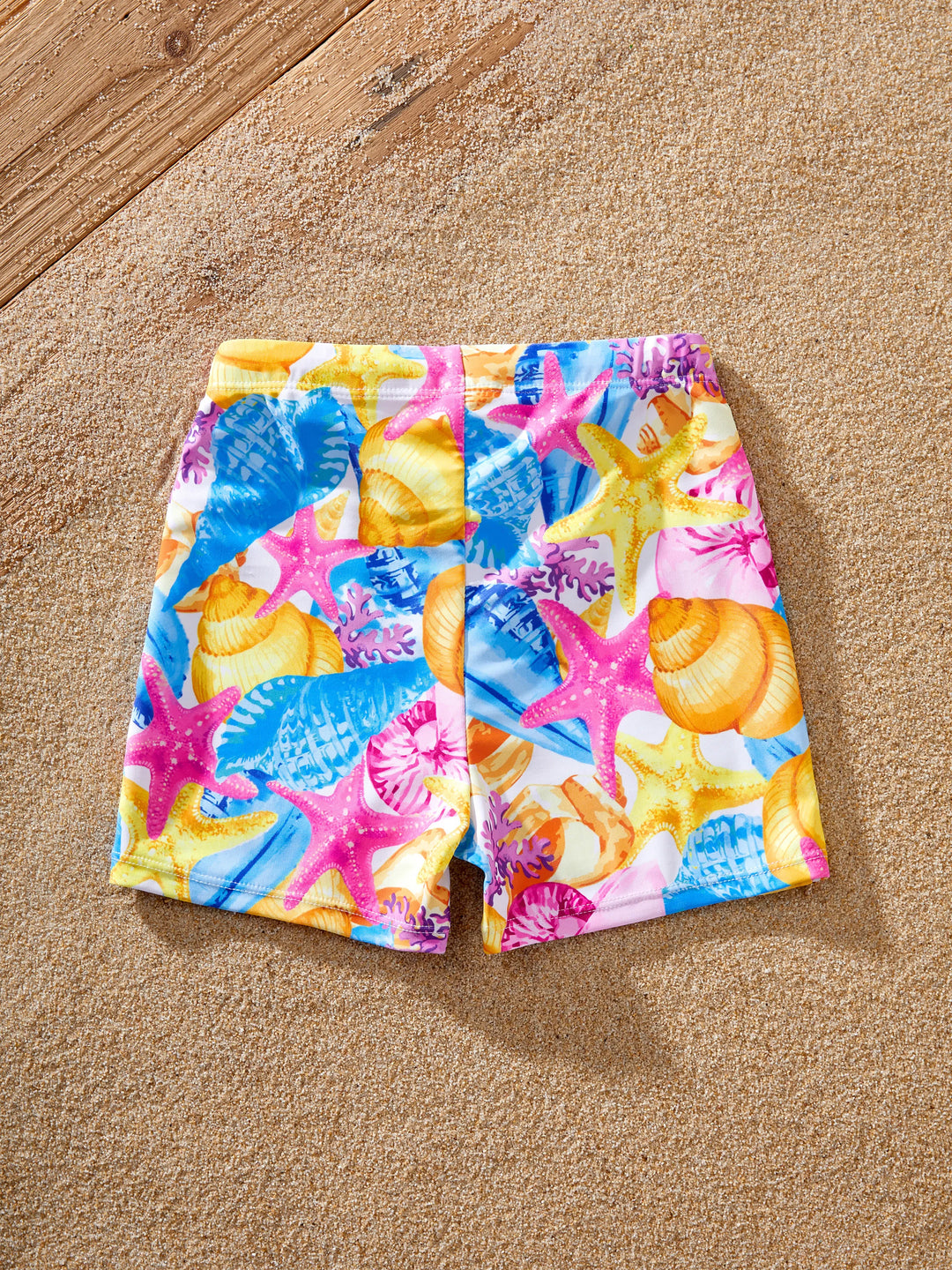 Conjunto de bañador corto para niño pequeño con estampado de conchas y estrellas de mar multicolor