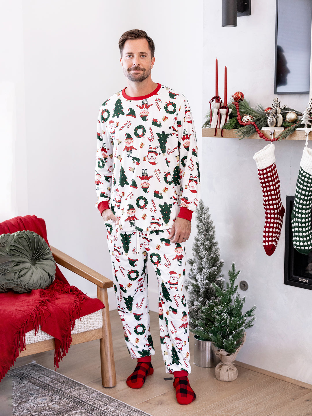 Conjunto de pijama familiar navideño a juego, con estampado de Papá Noel y árbol de Navidad, de manga larga y calcetines navideños, color blanco