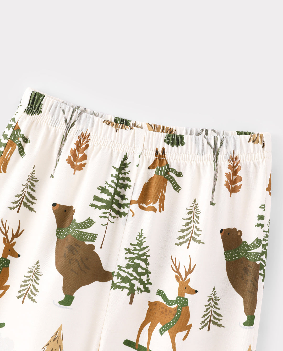 Weihnachtliche Familienpyjamas mit Waldmotiv in Beige