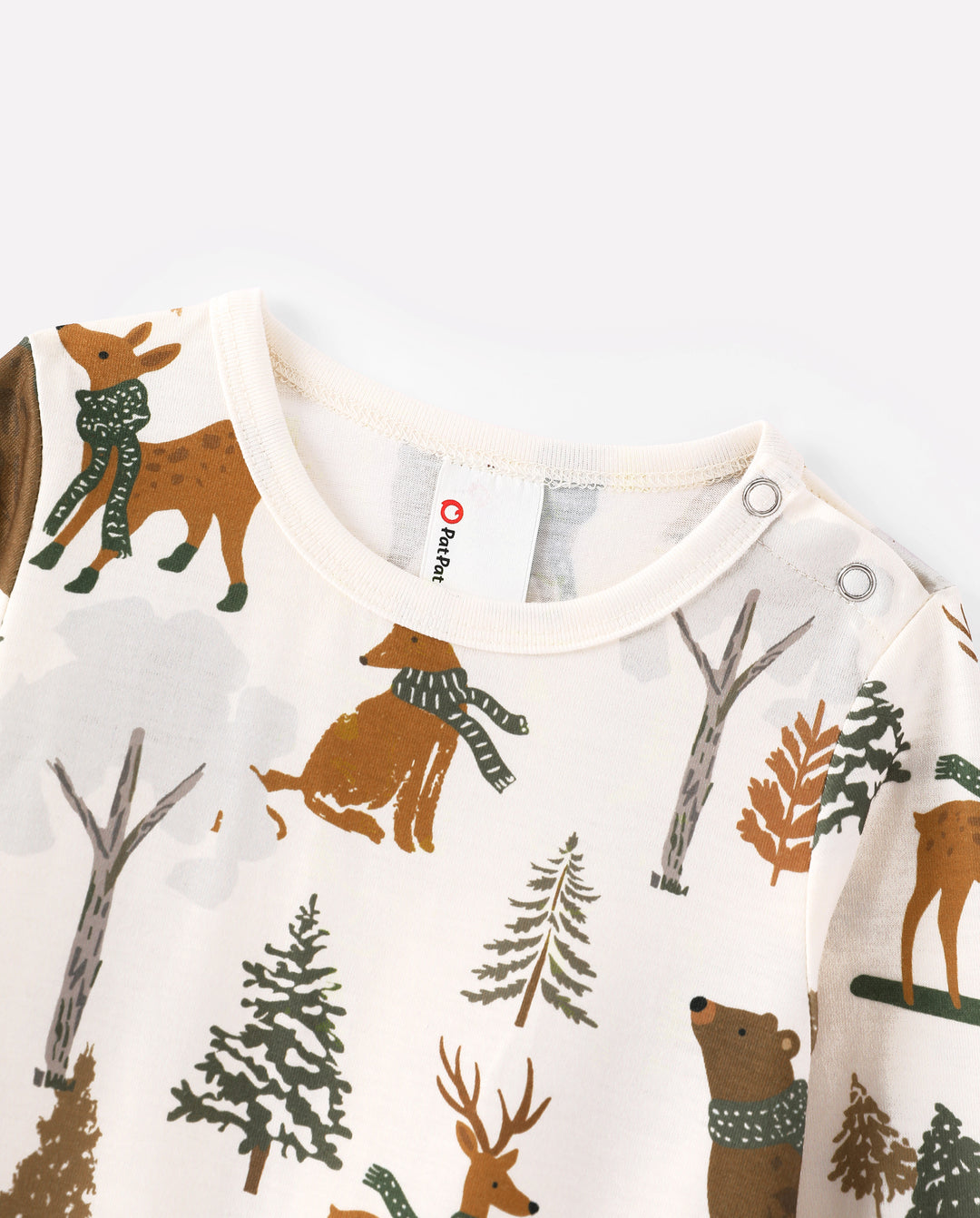 Weihnachtliche Familienpyjamas mit Waldmotiv in Beige