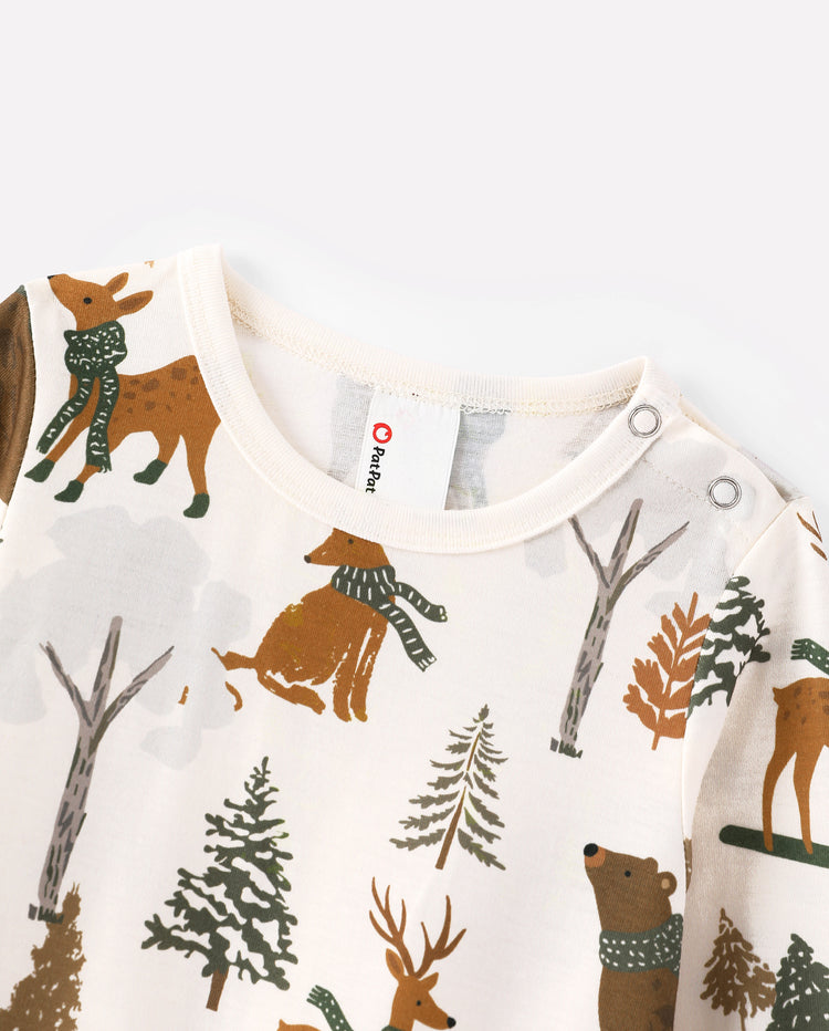 Weihnachtliche Familienpyjamas mit Waldmotiv in Beige