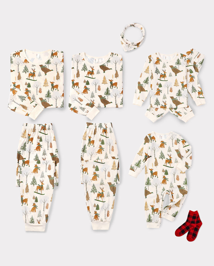 Weihnachtliche Familienpyjamas mit Waldmotiv in Beige