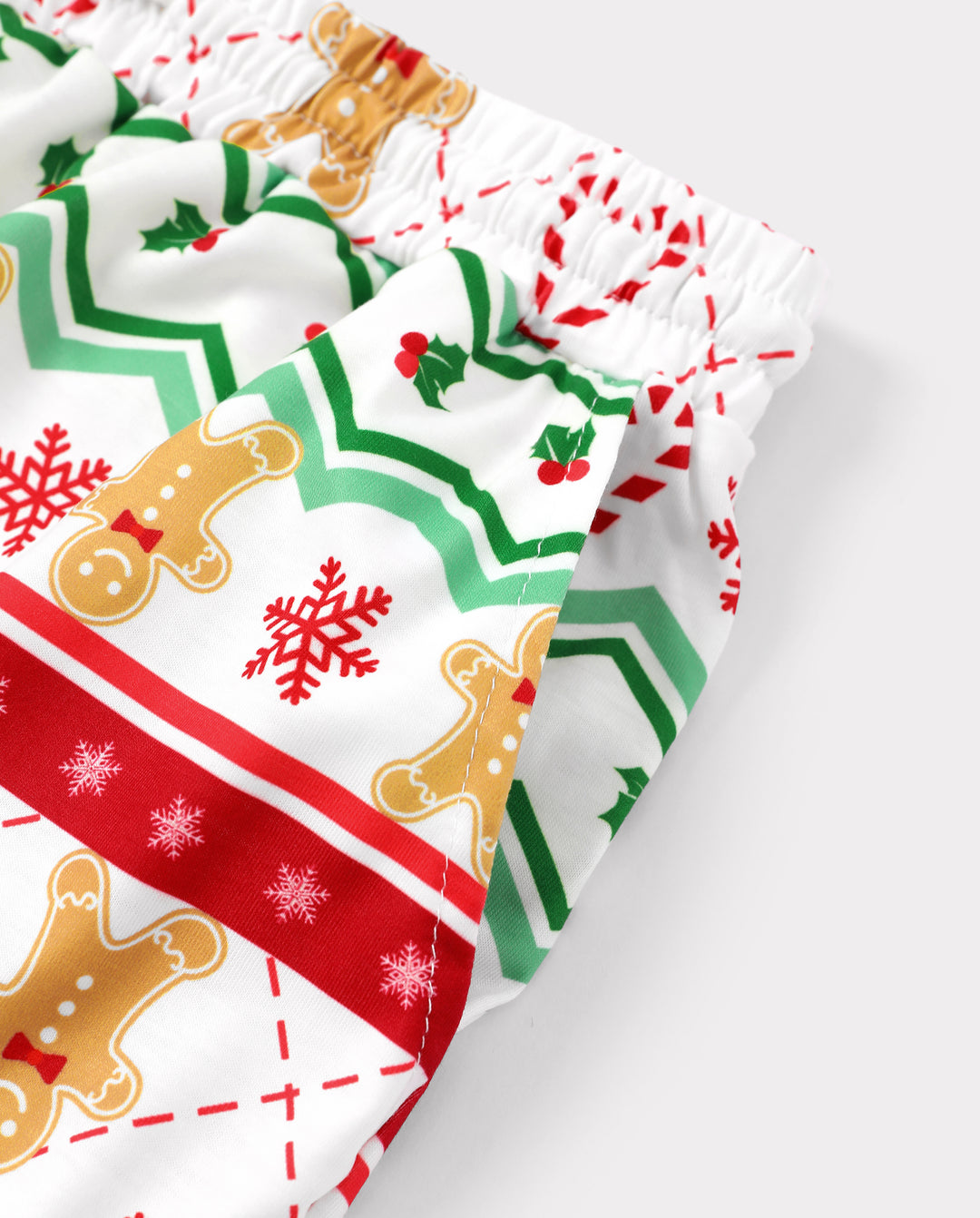 Weihnachtliche passende Familienpyjamas mit Lebkuchenmotiv in Grün