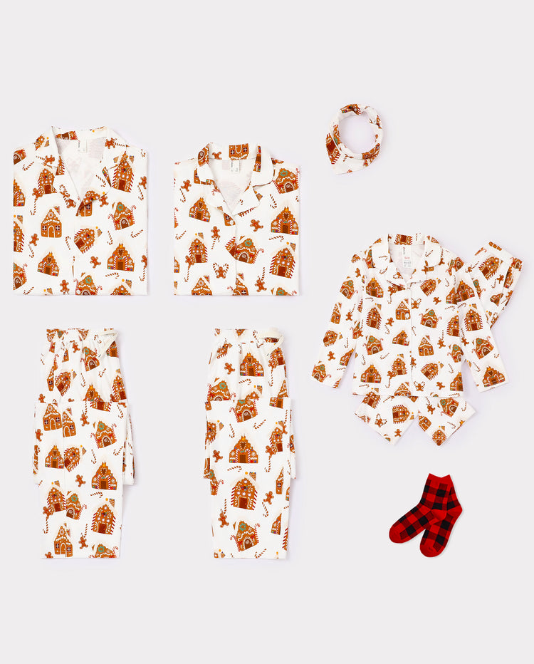 Pijamas navideños a juego para toda la familia con estampado de casas de jengibre, marrón