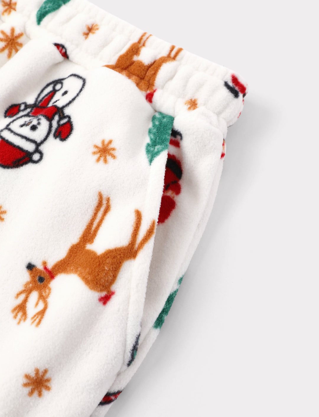 Pijamas navideños a juego para toda la familia con estampado de renos y árboles de Navidad, forro polar
