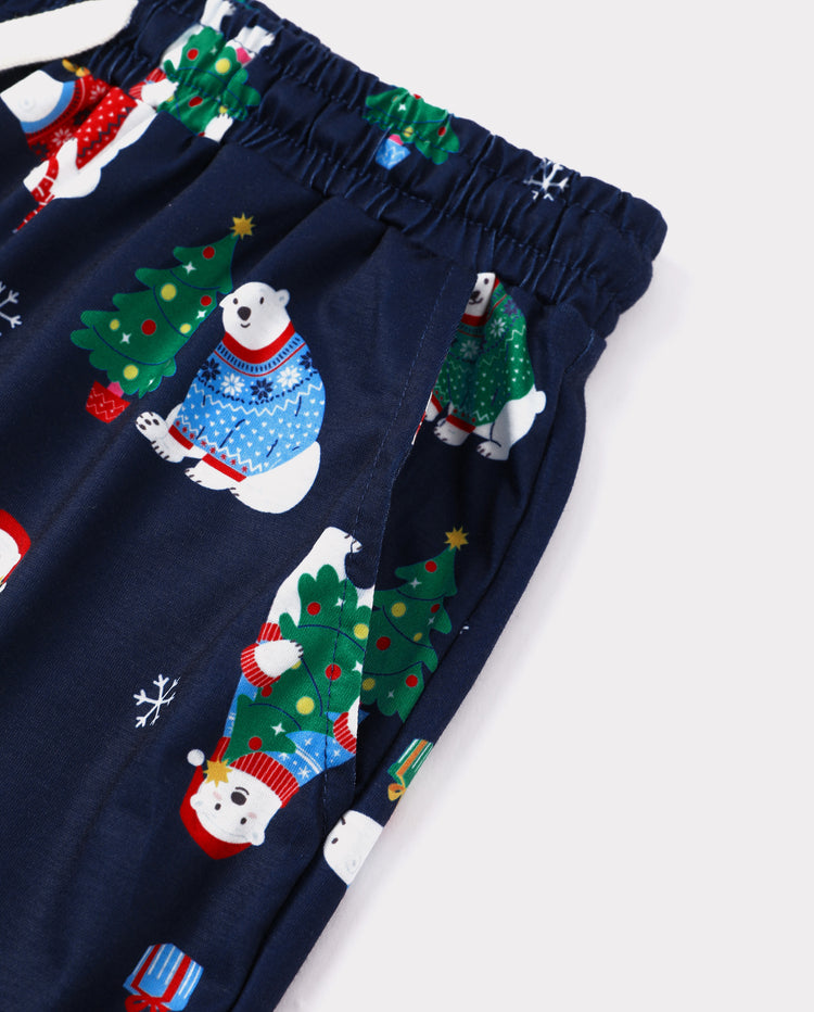 Aufeinander abgestimmte Weihnachts-Pyjamas für die ganze Familie mit Eisbär- und Weihnachtsbaum-Aufdruck in Marineblau