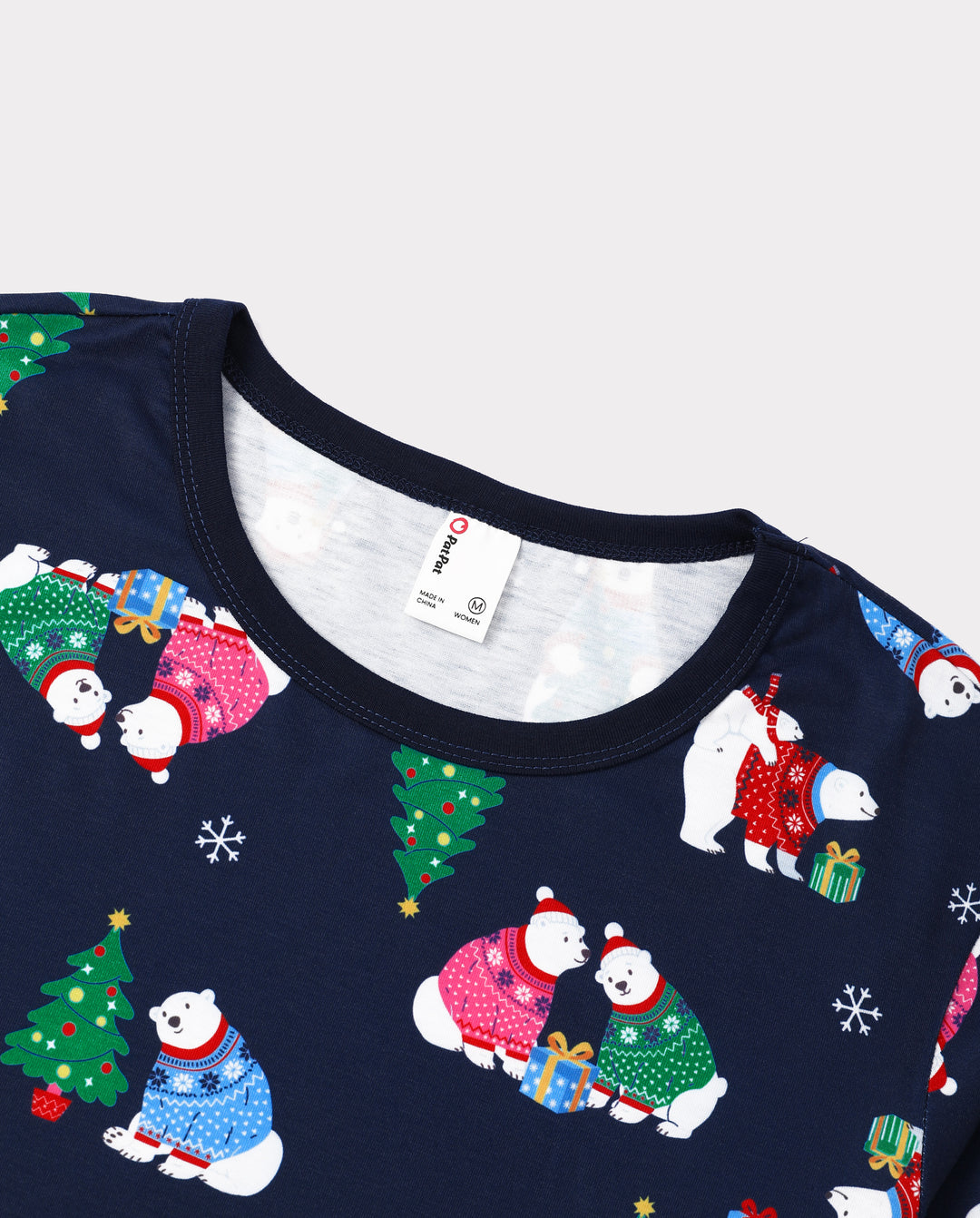 Aufeinander abgestimmte Weihnachts-Pyjamas für die ganze Familie mit Eisbär- und Weihnachtsbaum-Aufdruck in Marineblau