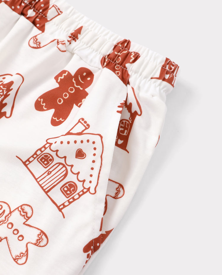 Rote Weihnachts-Familienpyjamas im Partnerlook mit Lebkuchen-Aufdruck