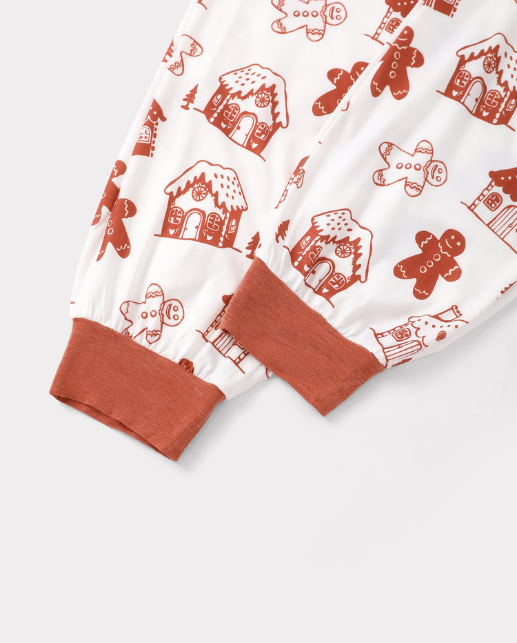 Rote Weihnachts-Familienpyjamas im Partnerlook mit Lebkuchen-Aufdruck
